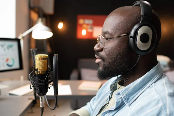 Man die zijn podcast vanuit huis opneemt en uitzendt — Stockfoto