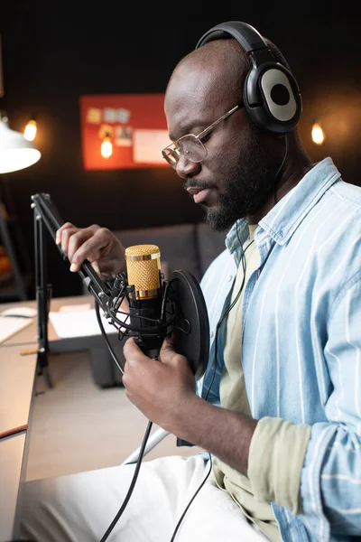 Hombre grabando un podcast con auriculares y micrófono —  Fotos de Stock