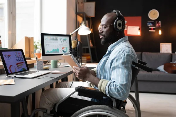 Людина з інвалідністю навчається онлайн — стокове фото