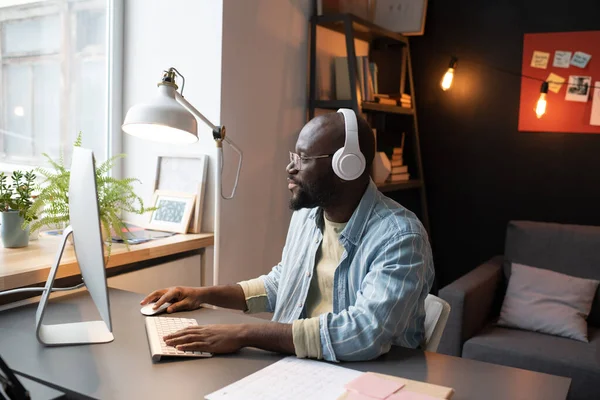 Homme africain travaillant sur ordinateur — Photo