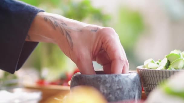 Nahaufnahme Der Hände Eines Männlichen Kochs Der Eine Prise Salz — Stockvideo