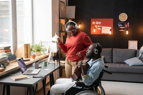 Pareja africana realizando en línea desde casa —  Fotos de Stock