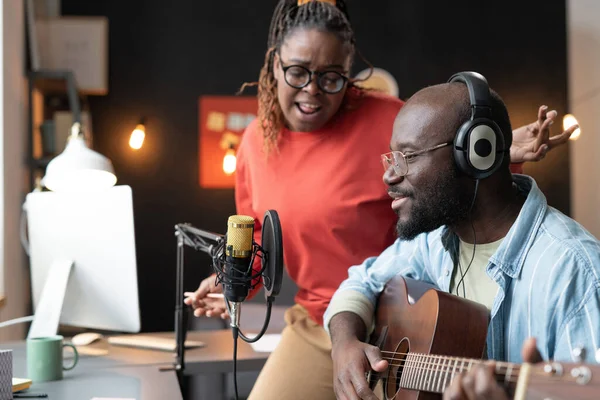 Afrikaans paar zingen een lied online — Stockfoto