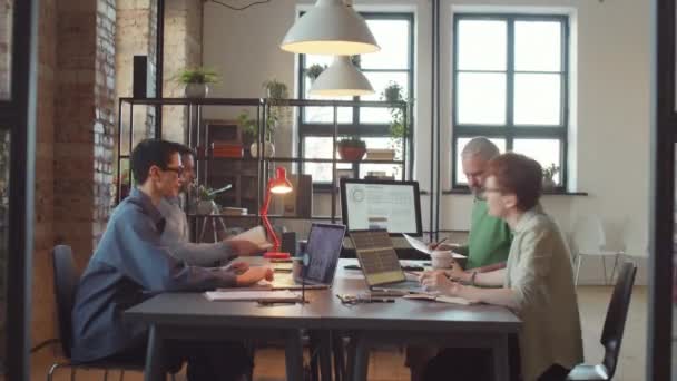 Zeitraffer Von Geschäftsleuten Die Coworking Tisch Modernen Großraumbüros Arbeiten Sie — Stockvideo