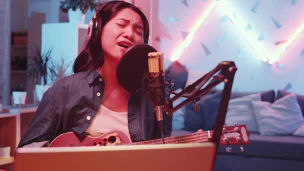 Arco Tiro Jovem Mulher Asiática Fones Ouvido Cantando Emocionalmente Microfone — Vídeo de Stock