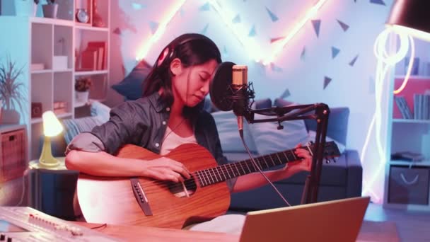 Mladá Kreativní Asijská Žena Sluchátkách Zpívající Mikrofonu Zavřenýma Očima Hrající — Stock video