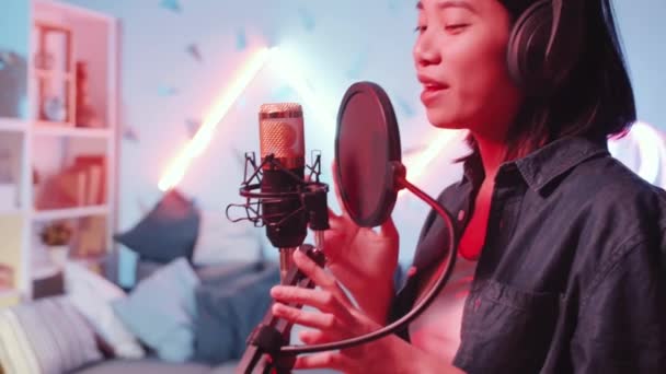 Naklonit Záběr Mladé Asijské Ženy Sluchátkách Zpěv Píseň Mikrofonu Zatímco — Stock video