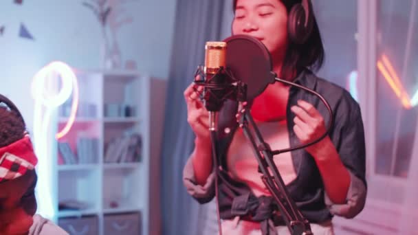 Tilt Shot Young Talented Asian Woman Headphones Singing Song Microphone — Vídeo de stock