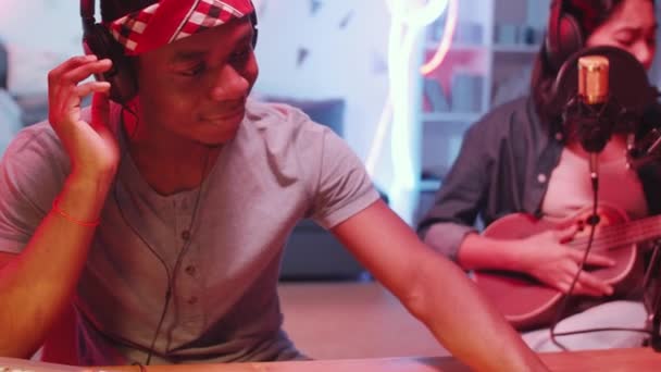 Νεαρός Αφρο Αμερικανός Άνδρας Ακουστικά Που Κάθεται Στο Γραφείο Και — Αρχείο Βίντεο