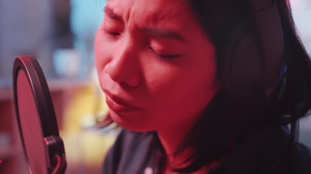 Close Inclinar Para Baixo Tiro Jovem Cantora Asiática Fones Ouvido — Vídeo de Stock