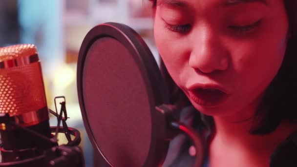 Primer Plano Joven Talentosa Mujer Asiática Auriculares Cantando Micrófono Mientras — Vídeo de stock