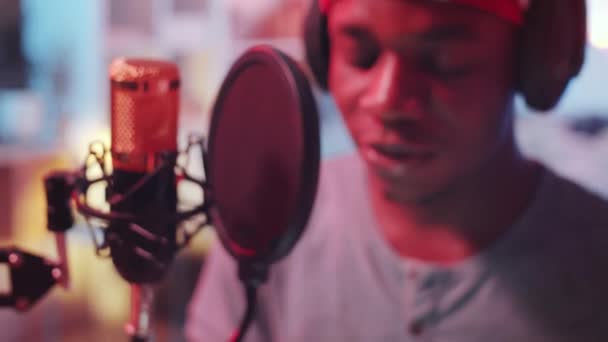 Zoom Avant Plan Rapproché Jeune Afro Américain Casque Lisant Rap — Video