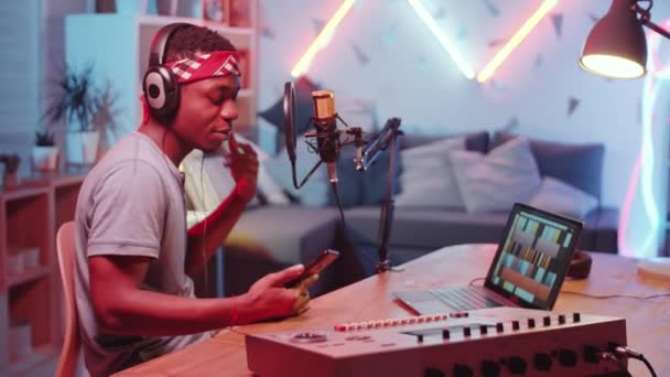 Afro Américain Casque Regardant Smartphone Rapper Microphone Tout Enregistrant Une — Video