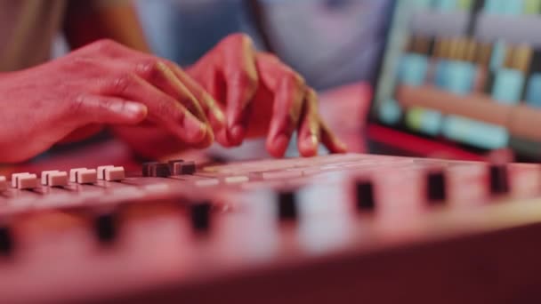 Close Vista Das Mãos Produtor Som Afro Americano Masculino Tocando — Vídeo de Stock