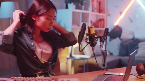 Jovem Bela Músico Feminino Etnia Asiática Colocando Fones Ouvido Usando — Vídeo de Stock