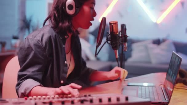 Boční Pohled Mladé Asijské Ženy Sluchátkách Zpívající Kondenzátoru Mikrofon Pomocí — Stock video