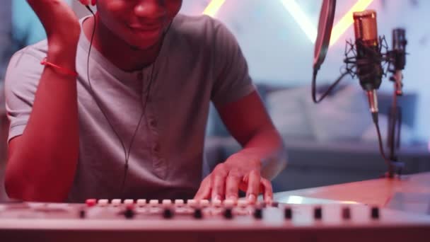 Orta Bölüm Siyah Hip Hop Yapımcısının Kulaklıklarıyla Ses Mikserini Ayarlarken — Stok video