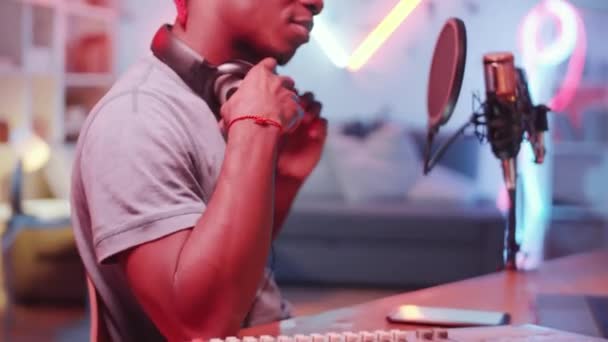 Incline Foto Jovem Produtor Hip Hop Preto Olhando Para Câmera — Vídeo de Stock
