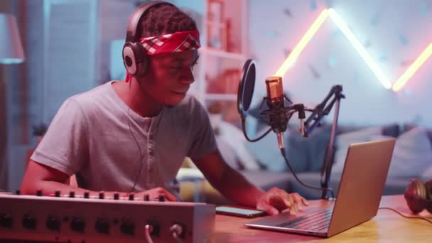 Jovem Produtor Masculino Afro Americano Alegre Fones Ouvido Movendo Cabeça — Vídeo de Stock