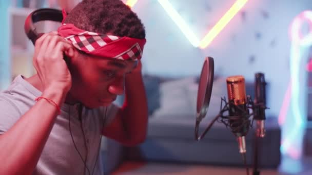 Jovem Produtor Som Afro Americano Colocando Fones Ouvido Ajustando Console — Vídeo de Stock