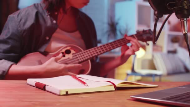 Midsectie Shot Van Jonge Vrouwelijke Songwriter Spelen Van Gitaar Het — Stockvideo