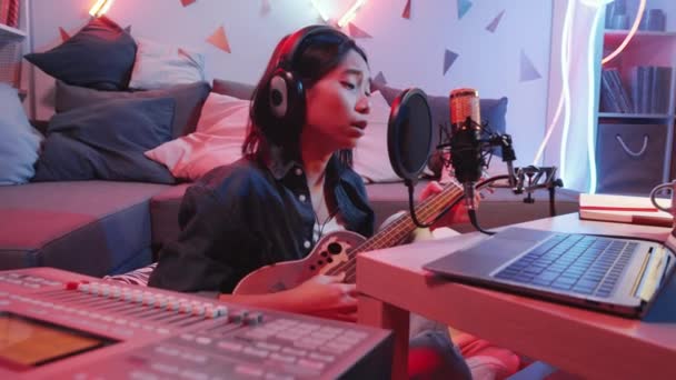 Jovem Músico Asiática Fones Ouvido Sentado Chão Estúdio Gravação Casa — Vídeo de Stock