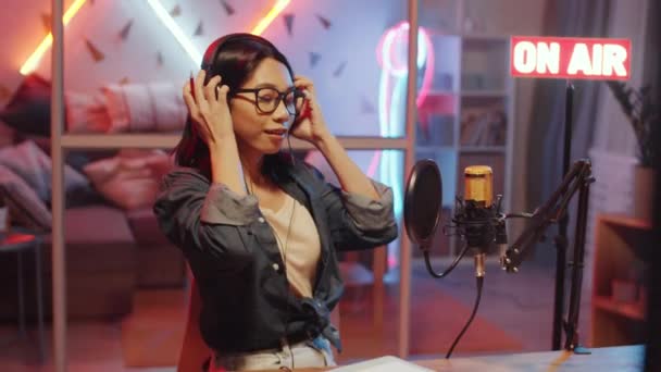 Genç Pozitif Asyalı Kadın Mikrofona Kulaklık Takıp Haberleri Okurken Aynı — Stok video