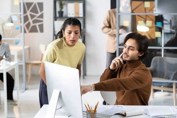 Zakenman werkt samen met collega op kantoor — Stockfoto