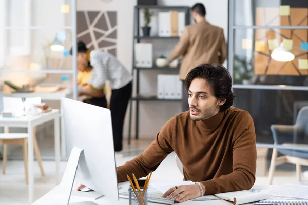 Empresario trabajando en la computadora en la oficina — Foto de Stock