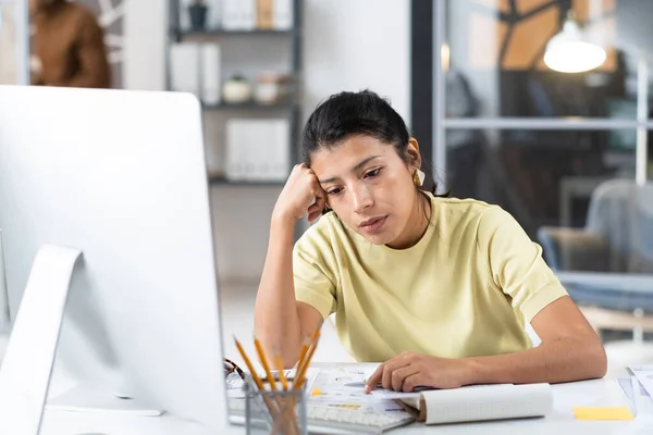 Femme d'affaires fatiguée de son travail au bureau — Photo