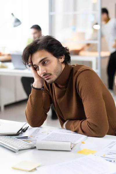 Empresario cansado de su trabajo en la oficina — Foto de Stock