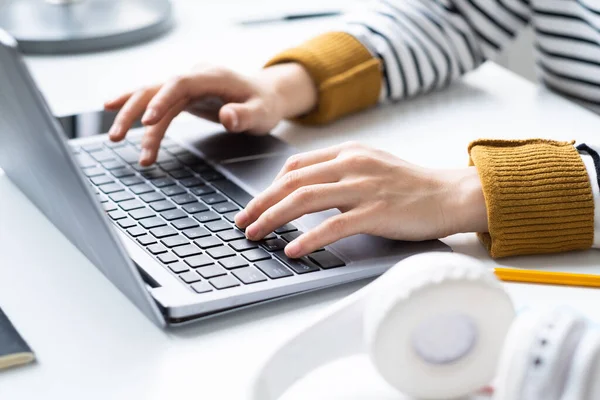 Affärskvinna att skriva på laptop på kontoret — Stockfoto