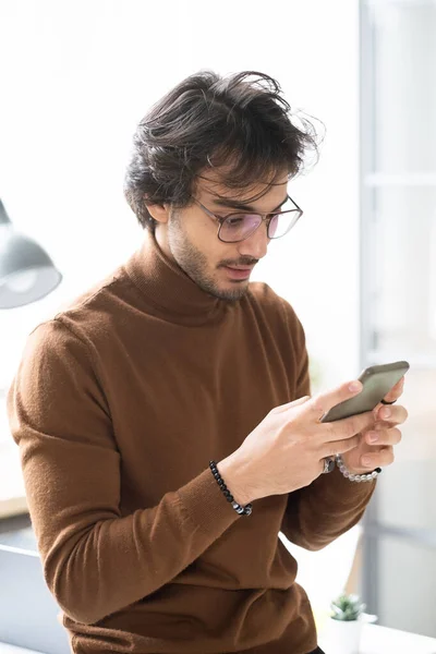 Hombre hablando en línea por teléfono — Foto de Stock