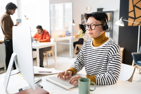 Opérateur de service client travaillant au bureau — Photo