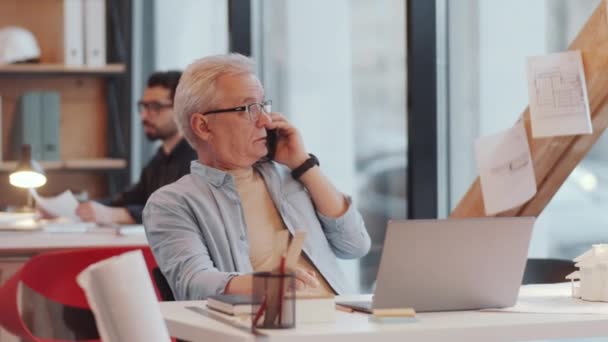 Arquitecto Masculino Senior Gafas Atuendo Casual Sentado Lugar Trabajo Una — Vídeos de Stock