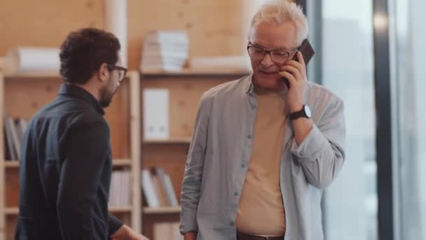 Älterer Grauhaariger Geschäftsmann Mit Brille Und Lässigem Outfit Steht Büro — Stockvideo
