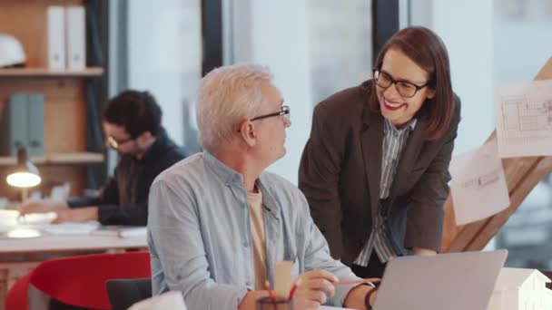 Jonge Positieve Vrouwelijke Architect Loopt Naar Senior Mannelijke Collega Het — Stockvideo