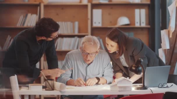 Team Blandade Åldrade Olika Arkitekter Som Arbetar Med Byggplanen Tillsammans — Stockvideo