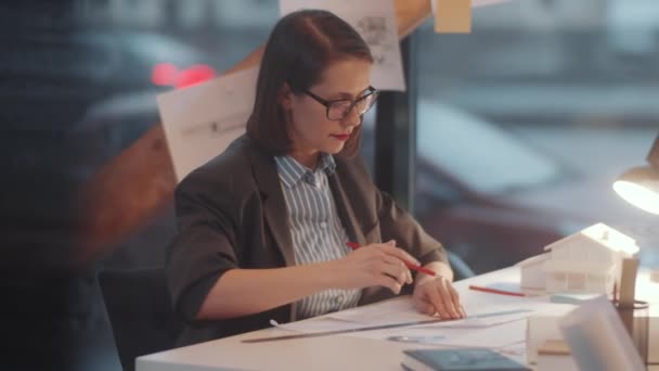 Profesjonalna Kobieta Architekt Rysunek Planu Budowy Papierze Linijką Ołówkiem Podczas — Wideo stockowe