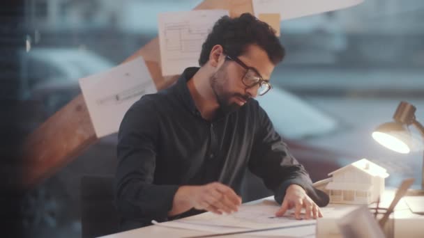 Jeune Architecte Barbu Moyen Orient Lunettes Tenue Décontractée Assis Bureau — Video