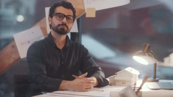 Jeune Architecte Masculin Moyen Oriental Lunettes Chemise Décontractée Dessin Plan — Video
