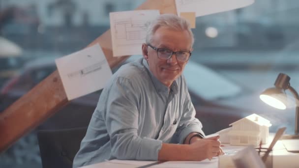 Architecte Senior Lunettes Chemise Denim Assis Sur Lieu Travail Regardant — Video