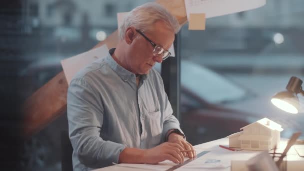 Architecte Masculin Senior Lunettes Chemise Denim Dessin Plan Construction Sur — Video