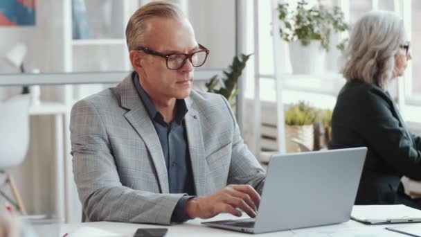 Jóképű Középkorú Üzletember Alsónadrágban Szemüvegben Aki Nyílt Űrben Laptopon Dolgozik — Stock videók