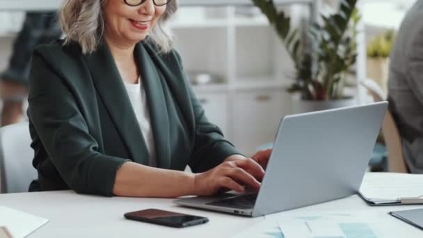 Plan Incliné Une Séduisante Femme Affaires Senior Tenue Cérémonie Lunettes — Video