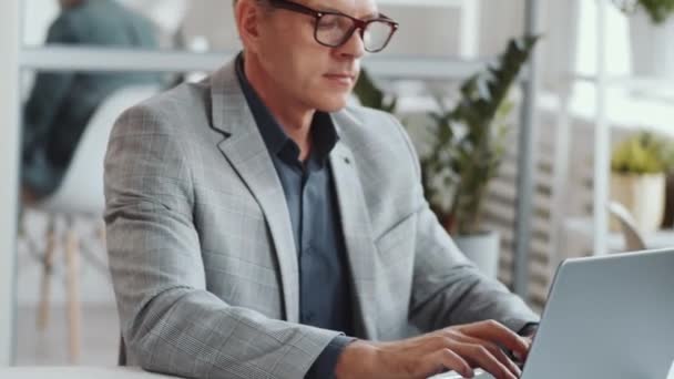 Naklonit Záběr Pozitivního Bělošského Obchodníka Formalwear Brýle Pomocí Notebooku Stolem — Stock video