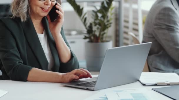 Midsection Tiro Empresária Sênior Formalwear Sorrindo Falando Telefone Celular Digitando — Vídeo de Stock