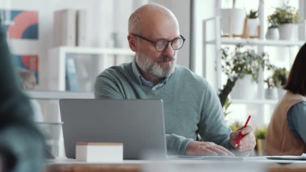 Senior Businessman Brýlích Inteligentní Ležérní Oblečení Sedí Stolem Psaní Notebook — Stock video