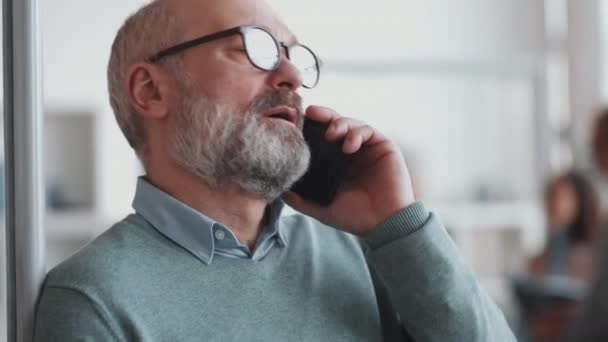 Chest Záběr Senior Podnikatel Stojící Kanceláři Mluvit Mobilním Telefonu Během — Stock video