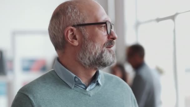 Chest Spårning Skott Glada Senior Affärsman Glasögon Och Smart Casual — Stockvideo